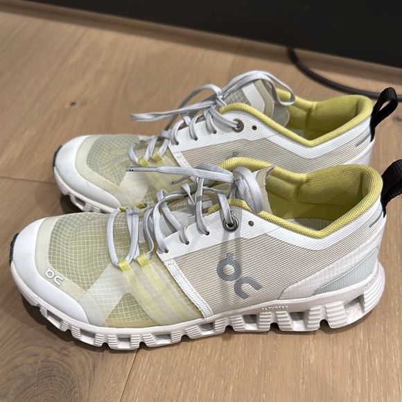 On Running Women's White and Yellow Sneakers (Like New) - Picture 2 of 4